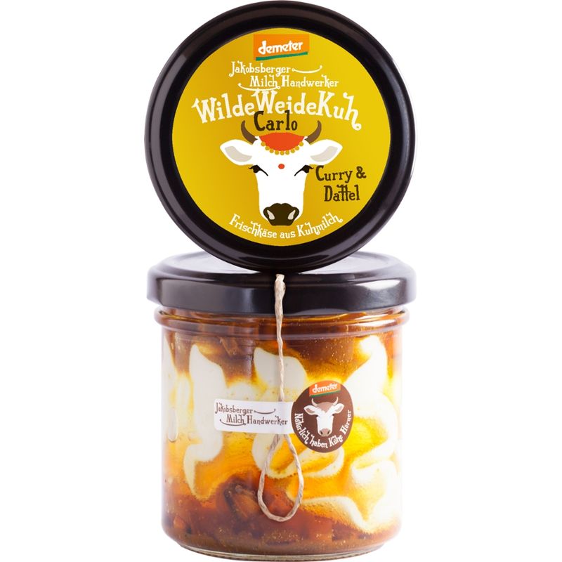 Jakobsberger MilchHandwerker WildeWeideKuh Carlo Curry & Dattel ist ein demeter Kuhmilchfrischkäse von den Jakobsberger MilchHandwerkern. Mit einer Mischung aus Curry & Datteln  ist Carlo der kleine Bruder von Schani  das Schaf - Produktbild