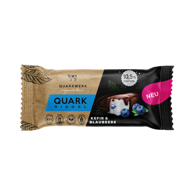 QUARKWERK organic line BIO Quark Riegel - Speisequarkzubereitung (51%) mit Kefir Kulturen, Blaubeerfüllung (6%) und Vanillegeschmack umhüllt mit kakaohaltiger Fettglasur (19%) - Produktbild