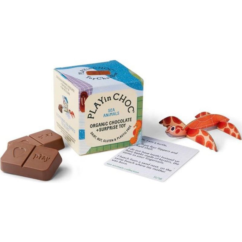 PLAYinCHOC PLAYinCHOC BiO-SCHOKOLADE  + TiERE DES OZEANS Serie.  Jeder ÜberraschungsWürfel  enthält 2x10g BiO-SCHOKOLADE + 1 TiERFiGUR + 1 ‘FUN FACTS’ KARTE. PLAYinCHOC schmeckt toll, hat 38% weniger Zucker und ist  MiLCH, NUSS, GLUTEN & PLASTiKFREi.. - Produktbild