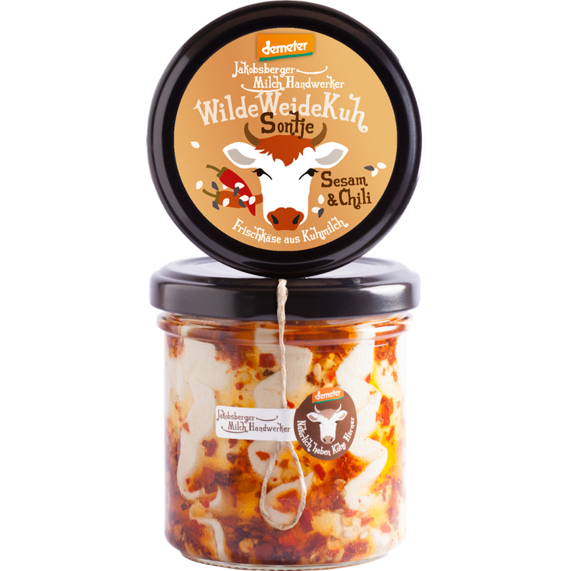 Jakobsberger MilchHandwerker WildeWeideKuh Sonjte Sesam & Chili ist ein demeter Kuhmilchfrischkäse von den Jakobsberger MilchHandwerkern. Mit nativem demeter Sesamöl und rot leuchtenden Chiliflocken ein Genuss für Augen und Gaumen! - Produktbild