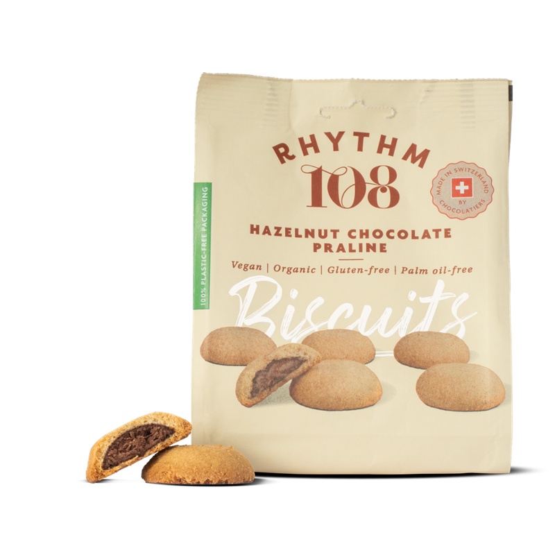 Rhythm 108 Unsere VEGAN BUTTERY SABLÉS werden LANGSAM gebacken und mit einer RICHTIGEN HAZELNUSS-PRALINE GEFÜLLT. Ein mundgerechtes GÜCKLICHKEIT in einem BISCUIT. - Produktbild