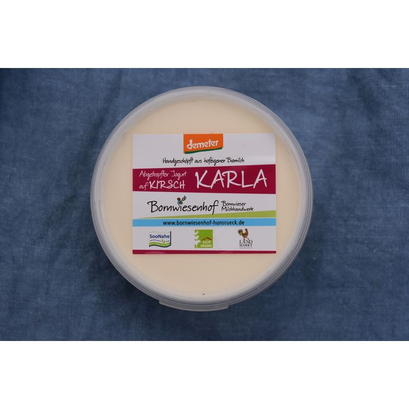 Bornwieser Milchhandwerk Karla, cremiger, handverschöpfter und abgetropfter Jogurt auf Kirsche, hergestellt nur aus hofeigener demeter-Milch und Jogurtkultur auf demetergeeigneter Fruchtzubereitung ohne Aromazusätze - Produktbild