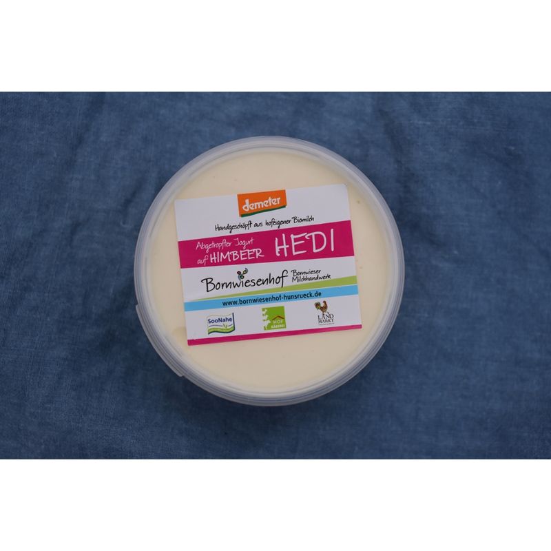 Bornwieser Milchhandwerk Hedi, cremiger, handverschöpfter und abgetropfter Jogurt auf Himbeere, hergestellt nur aus hofeigener demeter-Milch und Jogurtkultur auf demetergeeigneter Fruchtzubereitung ohne Aromazusätze - Produktbild