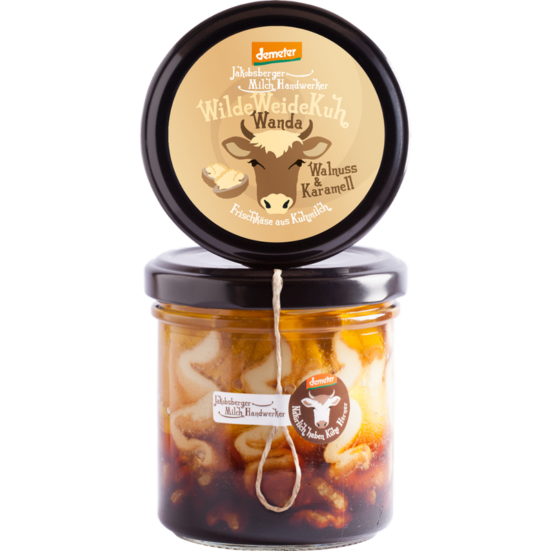Jakobsberger MilchHandwerker WildeWeideKuh Wanda Walnuss & Karamell ist ein demeter Kuhmilchfrischkäse von den Jakobsberger MilchHandwerkern. Mit dunklem Karamellsirup und Walnüssen eine geschmackliche Kombo - Süß und herb zugleich - Produktbild