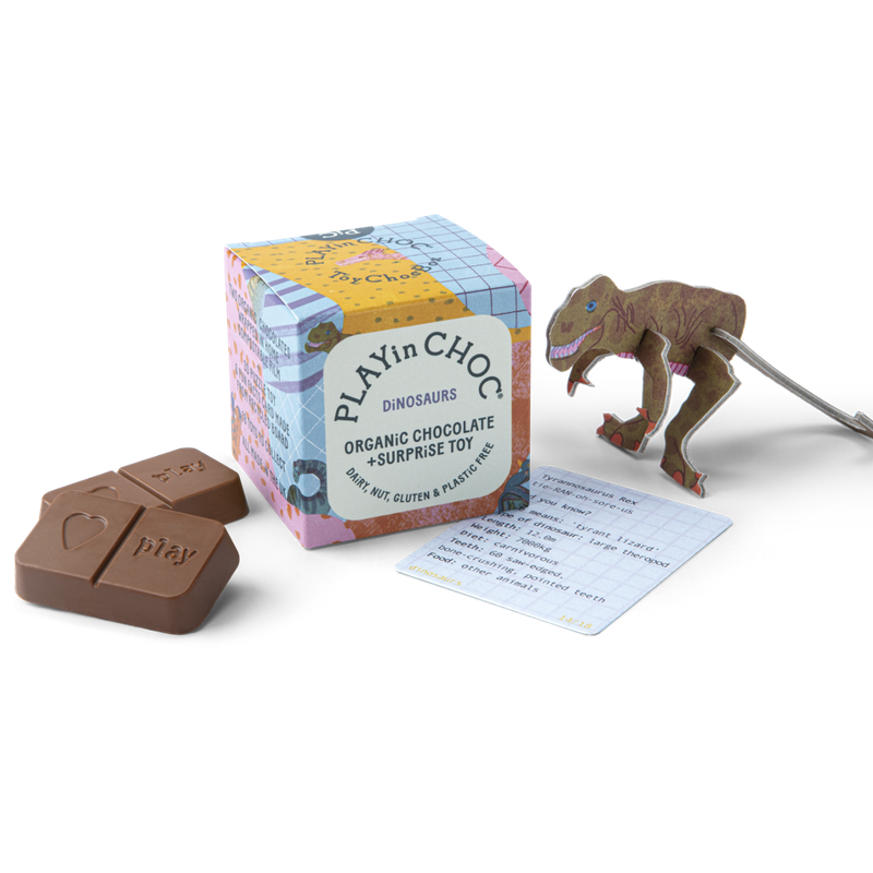 PLAYinCHOC PLAYinCHOC BiO-SCHOKOLADE  + DiNOSAURiER Serie.  Jeder ÜberraschungsWürfel  enthält 2x10g BiO-SCHOKOLADE + 1 TiERFiGUR + 1 ‘FUN FACTS’ KARTE. PLAYinCHOC schmeckt toll, hat 38% weniger Zucker und ist  MiLCH, NUSS, GLUTEN & PLASTiKFREi.. - Produktbild