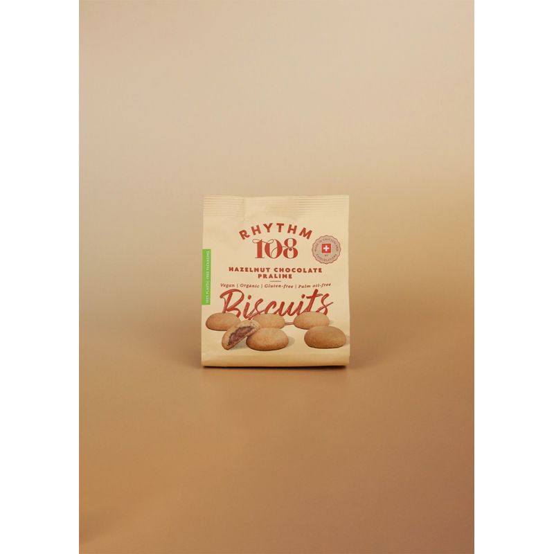 Rhythm 108 Unsere VEGAN BUTTERY SABLÉS werden LANGSAM gebacken und mit einer RICHTIGEN HAZELNUSS-PRALINE GEFÜLLT. Ein mundgerechtes GÜCKLICHKEIT in einem BISCUIT. - Produktbild