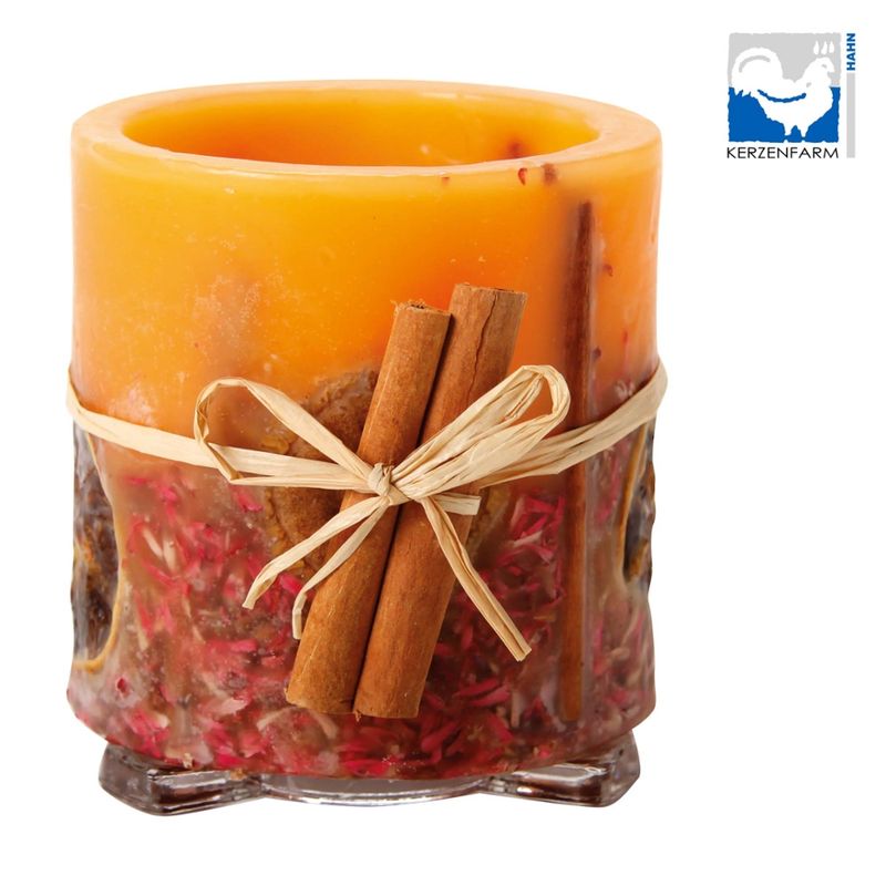 Kerzenfarm Hahn Leuchtkerze mit dezentem Apfel-Orange-Zimtduft: Bestehend aus einem Wachsmantel, in den natürliche Gewürze und Pflanzenteile eingearbeitet sind. Lieferung der Hurricane Kerze mit Glasfuss und einem darin befindlichen Teelicht. - Produktbild