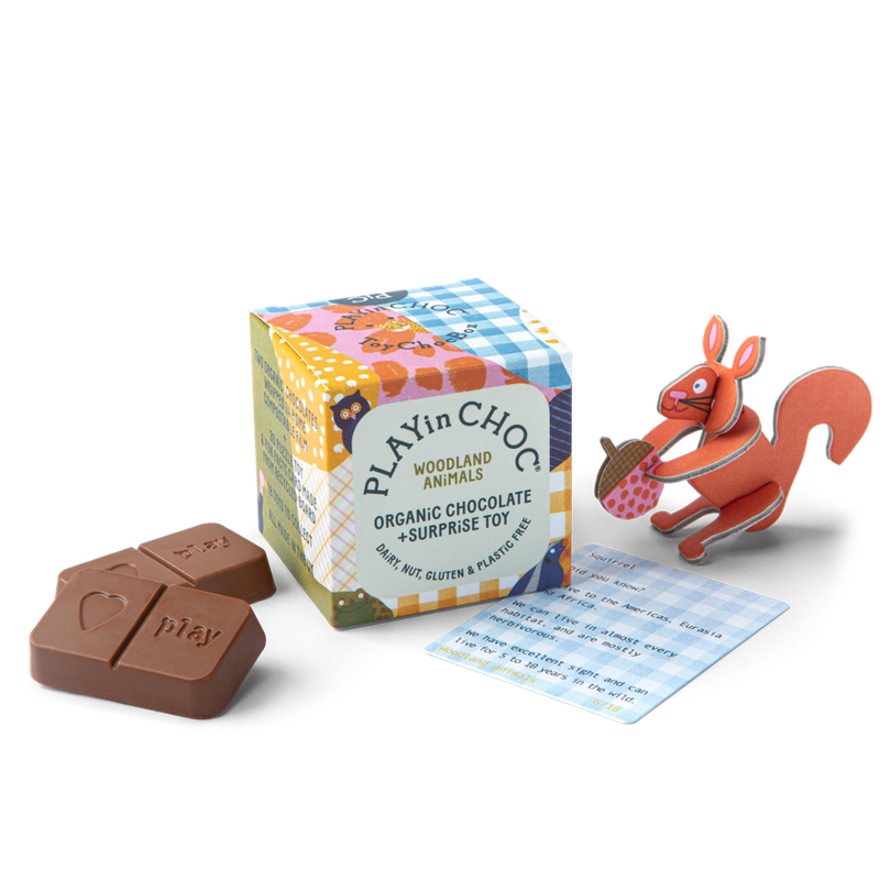 PLAYinCHOC PLAYinCHOC BiO-SCHOKOLADE  + WALDTiERE Serie.  Jeder ÜberraschungsWürfel  enthält 2x10g BiO-SCHOKOLADE + 1 TiERFiGUR + 1 ‘FUN FACTS’ KARTE. PLAYinCHOC schmeckt toll, hat 38% weniger Zucker und ist  MiLCH, NUSS, GLUTEN & PLASTiKFREi.. - Produktbild
