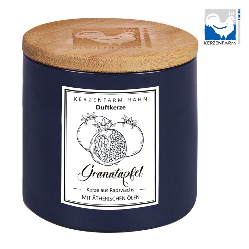 Kerzenfarm Hahn Von Hand gegossene Duftkerze im Glas, dunkelblau, befüllt mit  Rapswachs, mit natürlichen ätherischen Ölen beduftet.  Natürlicher Duft Granatapfel - Produktbild