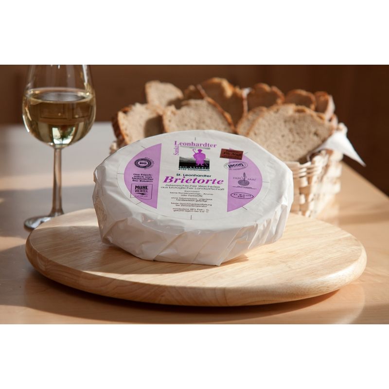 Biokäserei St. Leonhard St. Leonhardter Brie mit gehackten Walnüssen, Weichkäse aus dem Mühlviertel - Produktbild