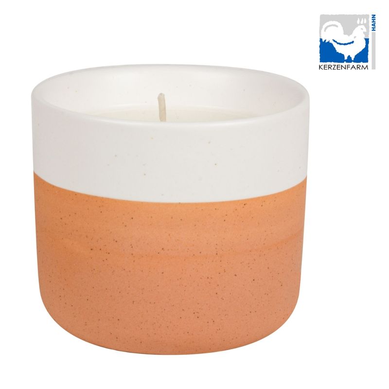 Kerzenfarm Hahn Von Hand gegossene Duftkerze im Keramikbecher weiß/terracotta, befüllt mit  Rapswachs, mit natürlichen ätherischen Ölen beduftet.  Natürlicher Duft Bratapfel In dekorativer Geschenkschachtel. - Produktbild