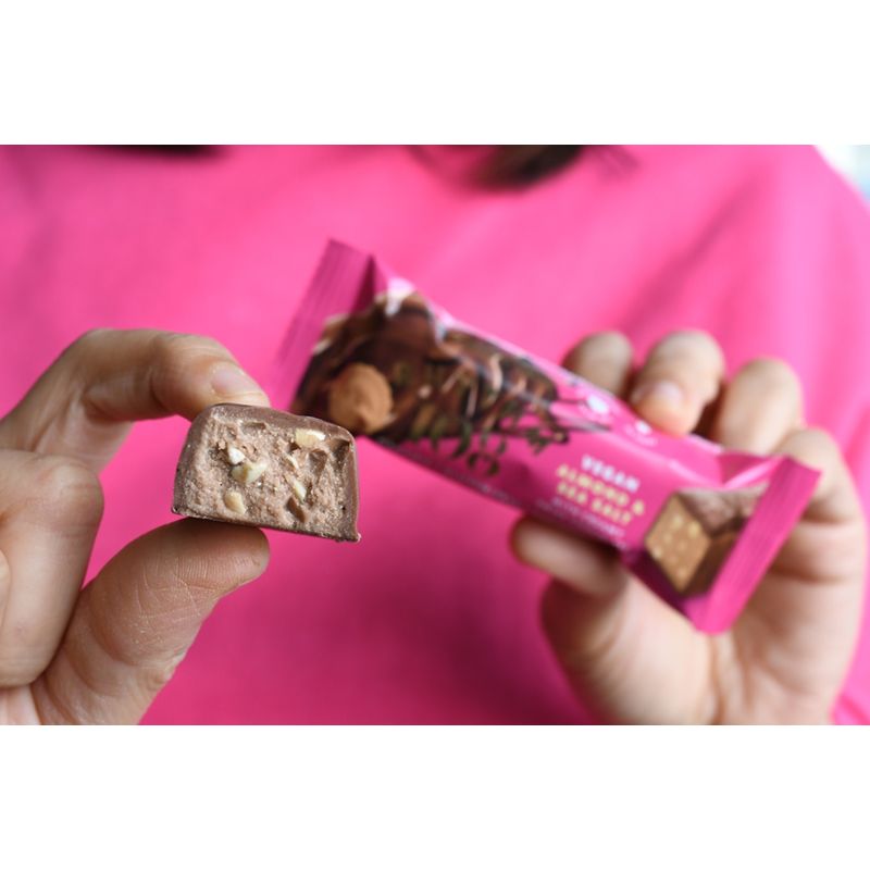 Rhythm 108 Bio-Riegel aus Hafer mit Mandeln, überzogen mit Schokolade (Minimum 38% Kakao). - Produktbild