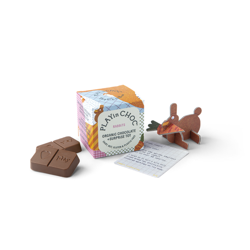 PLAYinCHOC PLAYinCHOC BiO-SCHOKOLADE  + Kaninchen -Serie  für Frühjahr&Ostern.  Jeder Würfel  enthält 2x10g BiO-SCHOKOLADE + 1 TiERFiGUR + 1 ‘FUN FACTS’ KARTE. PLAYinCHOC schmeckt toll, hat 38% weniger Zucker und ist  MiLCH, NUSS, GLUTEN & PLASTiKFREi.. - Produktbild