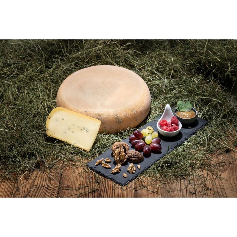 Biokäserei Walchsee  Walchseer Bio Pfefferkäse, Schnittkäse aus 100% Heumilch g.t.S mind. 5 Wochen im Laib gereift - Produktbild