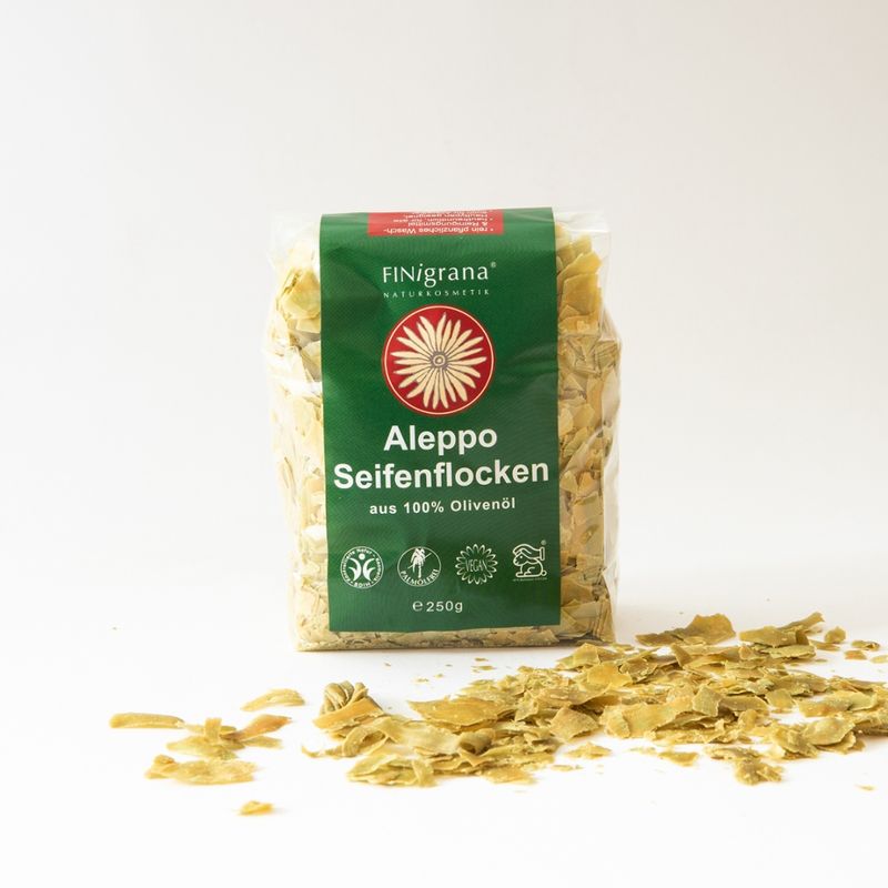 FINigrana® Naturkosmetik FINigrana Aleppo Seifenflocken, reine Olive, 250g  in PE Tüte mit Info, zur milden Haut, Haar und Körper Reinigung & Pflege aller Hauttypen, für Voll- & Teil Bäder, sowie als universelles Wasch- & Reinigungsmittel im gesamten Haushalt verewendbar - Produktbild