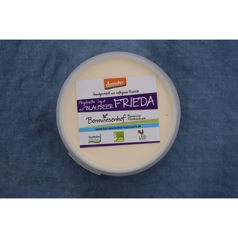 Bornwieser Milchhandwerk Frieda, cremiger, handverschöpfter und abgetropfter Jogurt auf Heidelbeere, hergestellt nur aus hofeigener demeter-Milch und Jogurtkultur auf demetergeeigneter Fruchtzubereitung ohne Aromazusätze - Produktbild