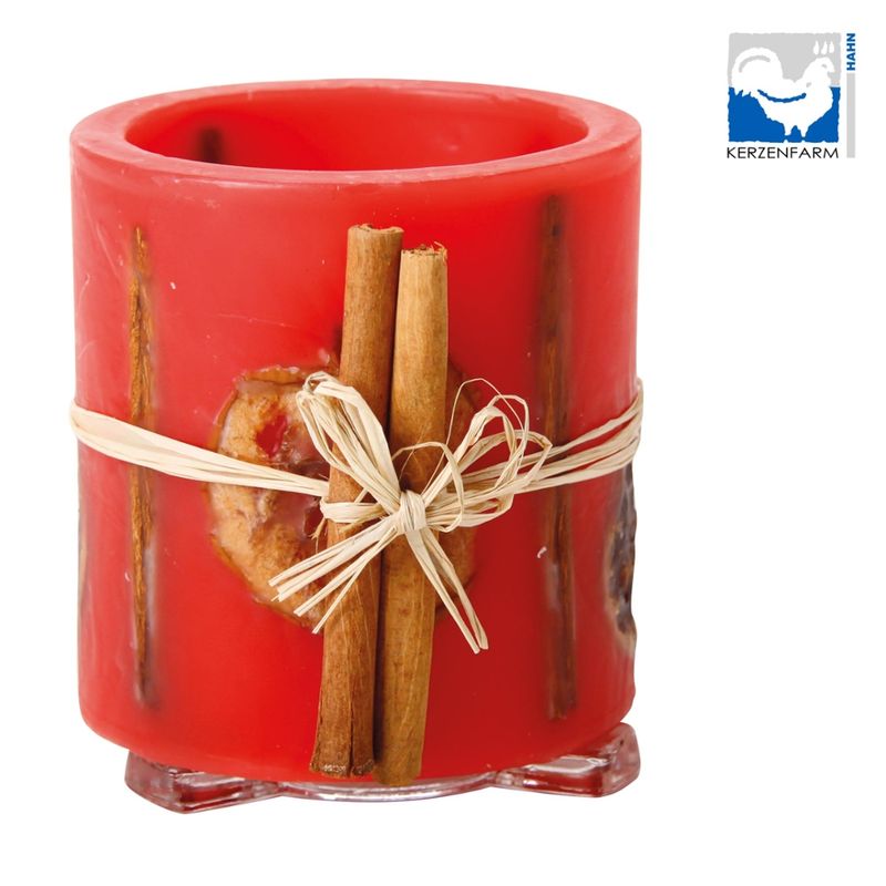 Kerzenfarm Hahn Leuchtkerze mit dezentem Apfel-Orange-Zimtduft, rot. Bestehend aus einem Wachsmantel, in den natürliche Gewürze und Pflanzenteile eingearbeitet sind. Lieferung der Hurricane Kerze mit Glasfuss und einem darin befindlichen Teelicht. - Produktbild