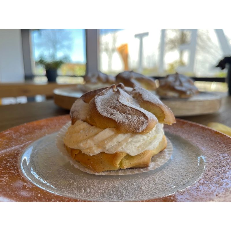 Steinofenbäcker Windbeutel mit Kirschen - Produktbild