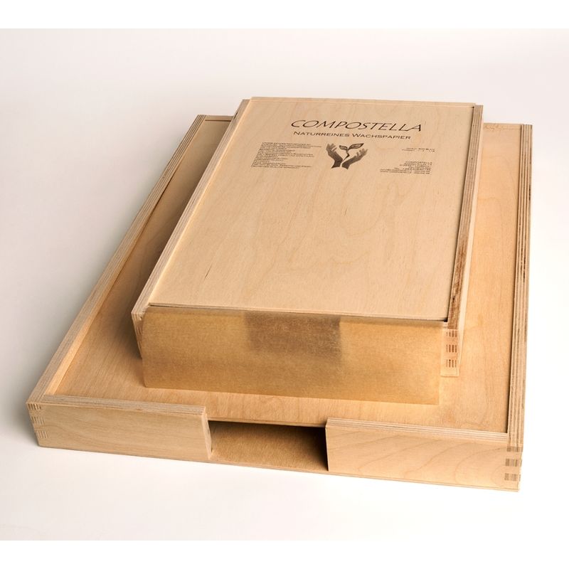 Compostella Compostella Naturwachs-Papier in der Holzbox. Plastikfreies Einschlagpapier für Lebensmittel aller Art, 1000-blattweise  in der Holzbox oder im Nachfüllpack erhältlich. Sowie als 1/4-Bögen (37 x 38 cm) oder als 1/8-Bögen (25 x 37 cm) - Produktbild