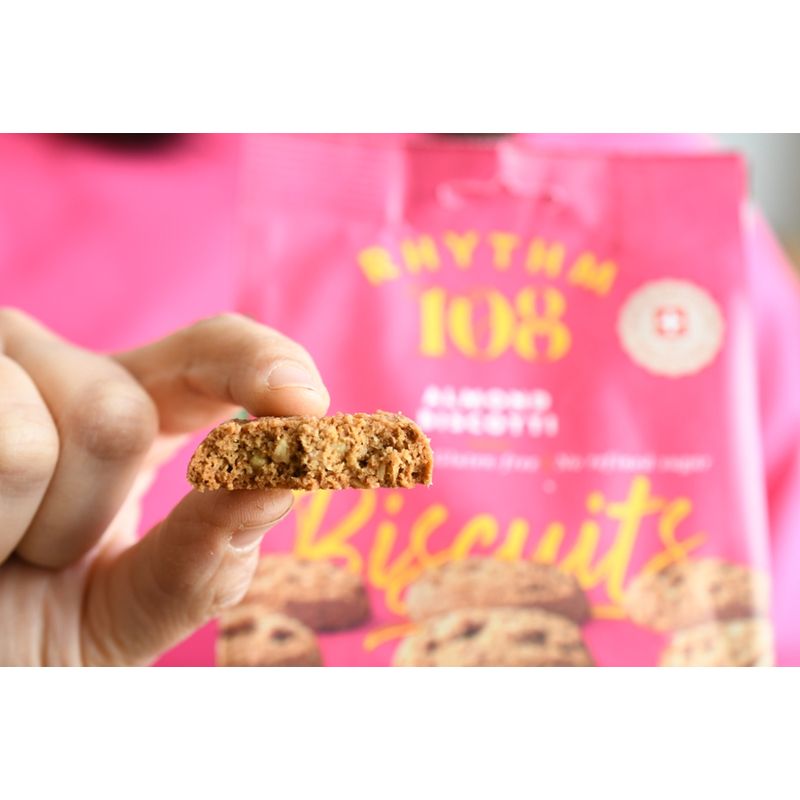Rhythm 108 Unsere italien-inspirierten, buttrigen (ohne die Butter) Mandel-Biscotti sind voll gepackt mit Mandelstücken und mit natürlichem Kokosnussöl knusprig gebacken - Produktbild